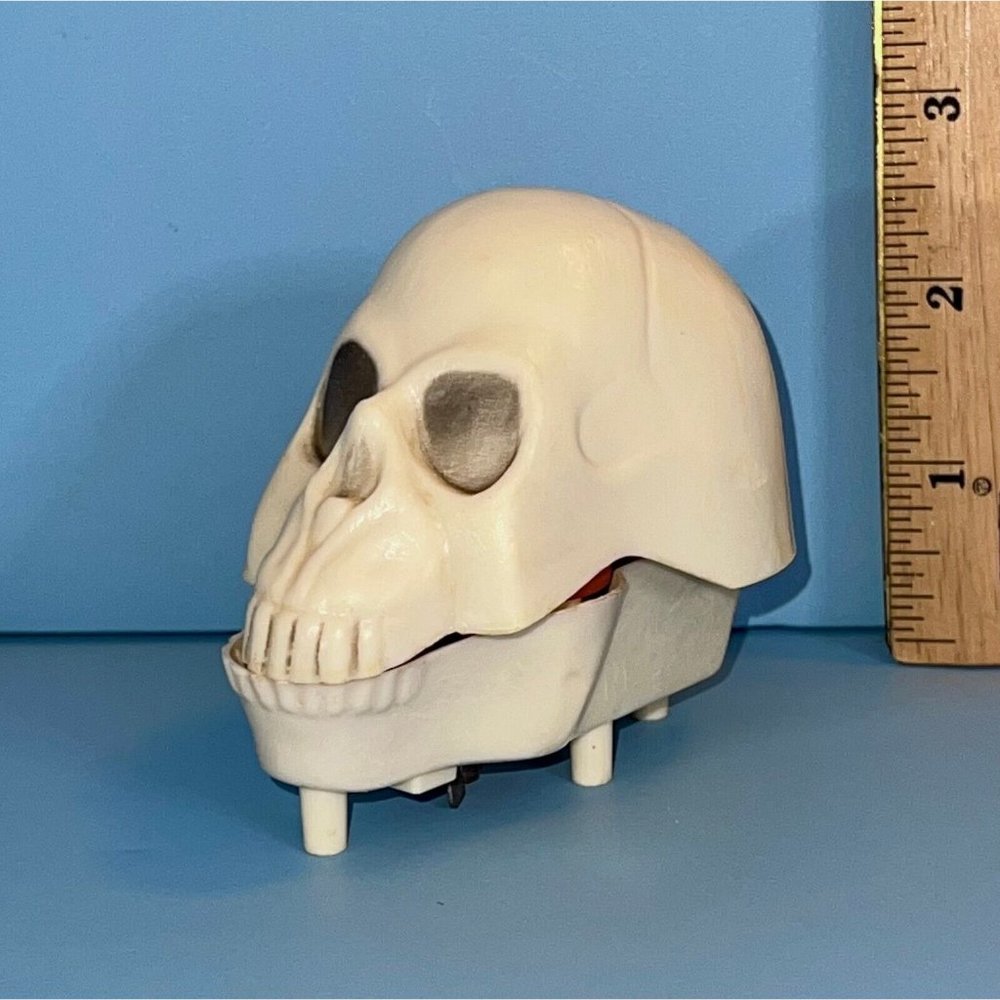 Vintage Fun World Wind Up Chattering Skeleton Skull Plastic Hong Kong Halloween